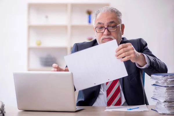 Old Businessman Employee Unhappy Excessive Work Office — Stock Photo, Image