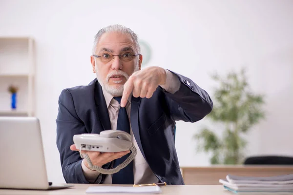 Old Businessman Employee Talking Phone Workplace — Stockfoto