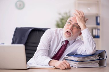 Eski bir işadamı ve işyerinde çok fazla iş var.