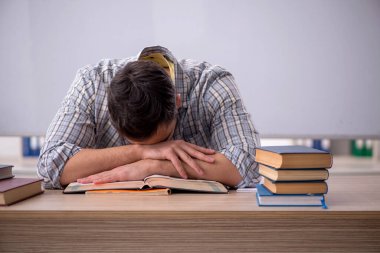 Genç öğrenci beyaz tahtanın önünde.