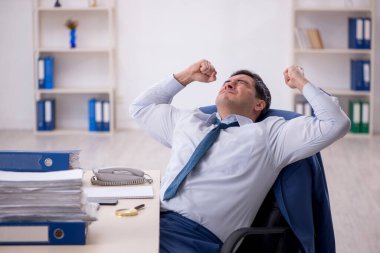 Ofiste çalışan genç işadamı.