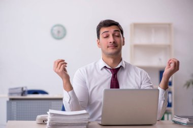 Ofiste çalışan genç işadamı.