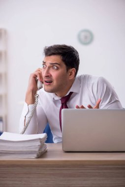 Ofiste çalışan genç işadamı.