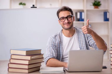 Sınıfta sınava hazırlanan genç bir öğrenci.