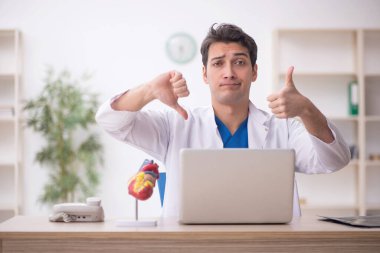 Teletıp konseptinde genç doktor