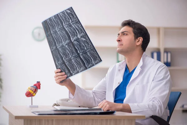 病院で働いている若い医師の放射線技師 — ストック写真