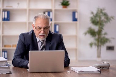 İş yerinde çalışan eski bir işadamı