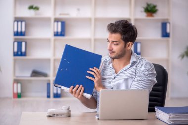 İş yerinde çalışan genç bir işadamı