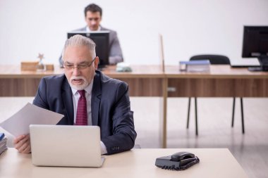 Ofiste çalışan iki meslektaşım.