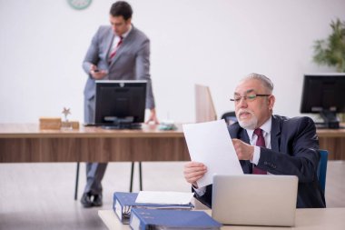 Ofiste çalışan iki meslektaşım.