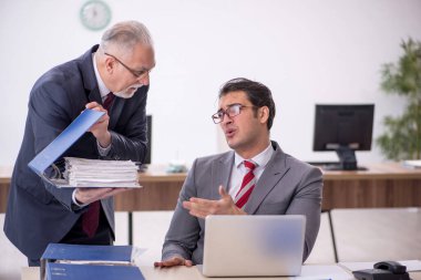 Ofiste çalışan iki meslektaşım.