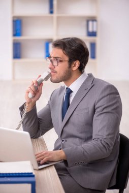 Ofiste çalışan genç işadamı.