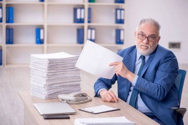 Eski bir işadamı ve işyerinde çok fazla iş var.