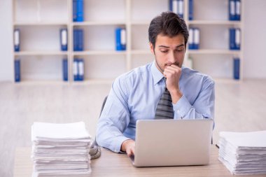 Genç işadamı aşırı işten memnun değil.