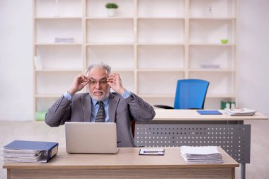 İş yerinde çalışan eski bir işadamı