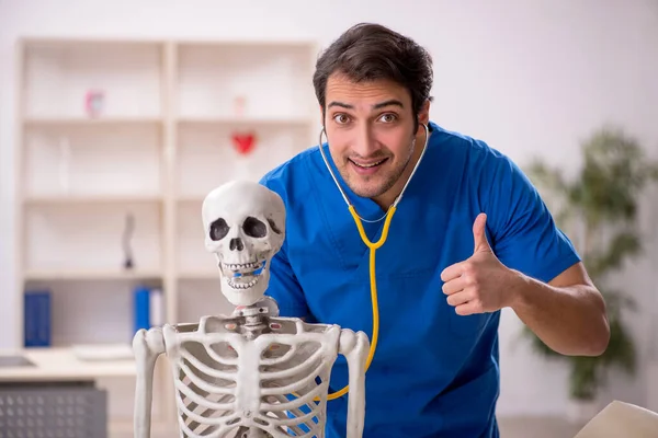 Young Doctor Skeleton Patient Hospital — Stock Photo, Image