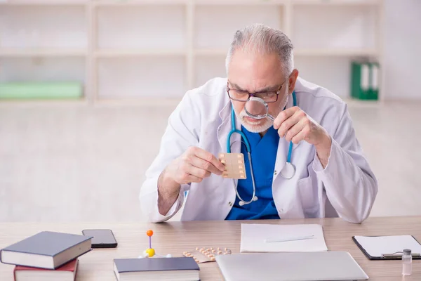 Old Doctor Suggesting Pills Clinic — Stock Photo, Image