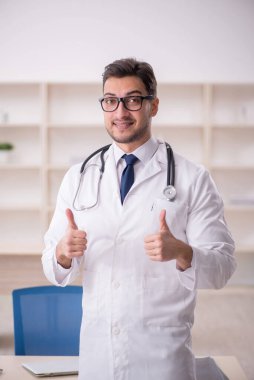 Hastanede çalışan genç bir doktor.