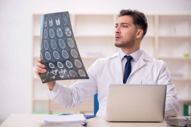 Hastanede çalışan genç doktor radyoloji uzmanı.