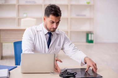 Hastanede çalışan genç doktor radyoloji uzmanı.