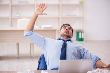 Beyin fırtınası konseptinde genç işadamı