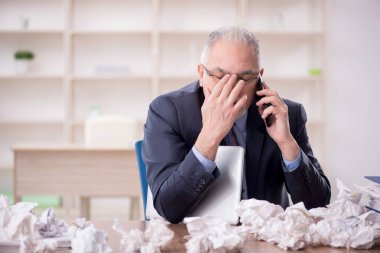 Beyin fırtınası konseptinde eski bir işadamı.