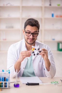 Laboratuvarda çalışan genç bir kimyager.