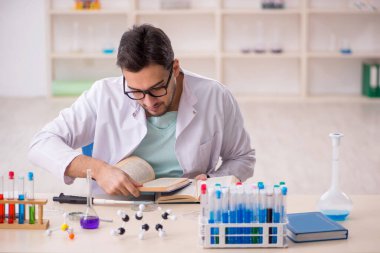 Laboratuvarda çalışan genç bir kimyager.