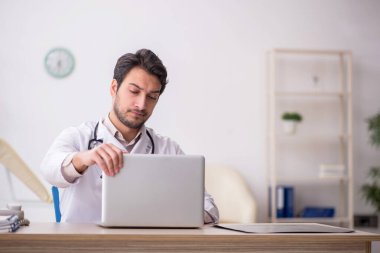 Teletıp konseptinde genç doktor