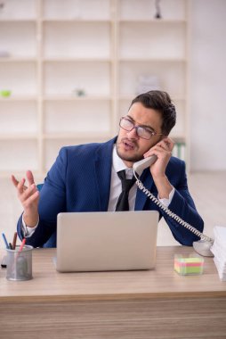 İş yerinde çalışan genç bir işadamı