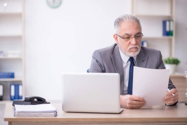 İş yerinde çalışan eski bir işadamı