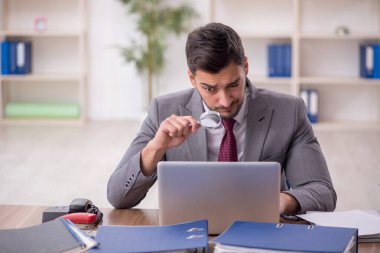 Genç bir çalışan ve ofiste çok fazla iş var.