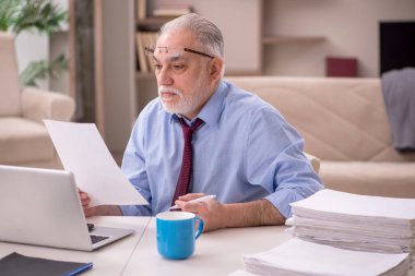 Salgın sırasında evden çalışan eski bir işadamı