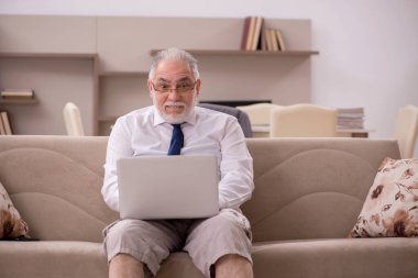 Salgın sırasında evden çalışan eski bir işadamı