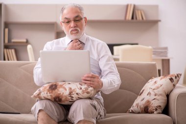 Salgın sırasında evden çalışan eski bir işadamı