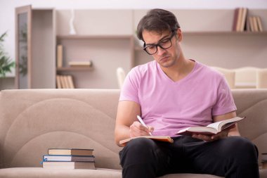 Evde sınava hazırlanan genç bir öğrenci.