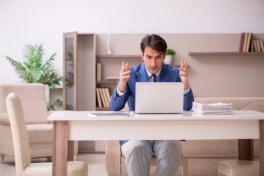 Salgın sırasında evden çalışan genç bir işadamı