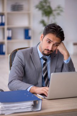 İş yerinde çalışan genç bir işadamı