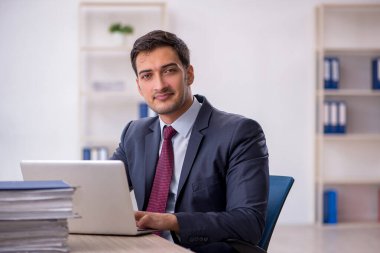 İş yerinde çalışan genç bir işadamı