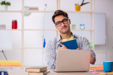 Salgın sırasında evden çalışan genç bir serbest çalışan.