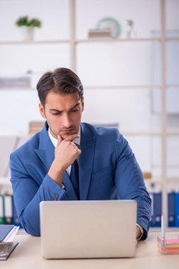 İş yerinde çalışan genç bir işadamı