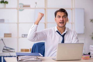 İş yerinde çalışan genç bir işadamı