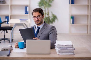 Genç işadamı teneffüste kahve içiyor.