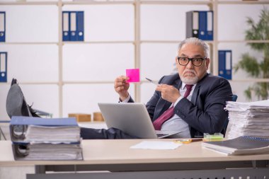 İş yerinde çalışan yaşlı bir işadamı