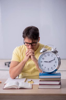 Zaman yönetimi konseptinde genç öğrenci