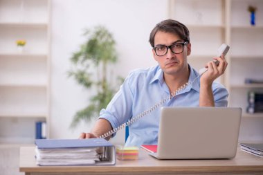 İş yerinde çalışan genç bir işadamı