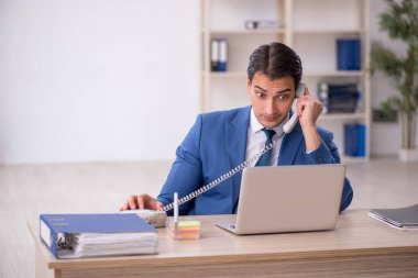 İş yerinde çalışan genç bir işadamı