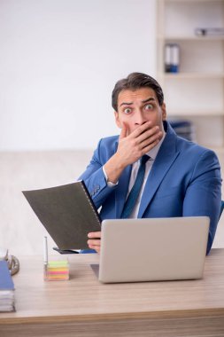 İş yerinde çalışan genç bir işadamı