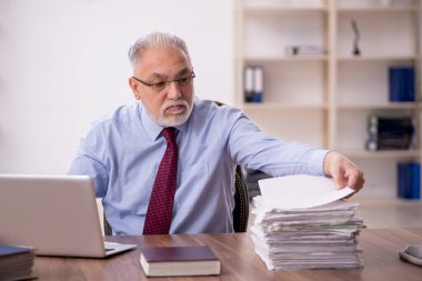 Ofiste çalışan eski patron.