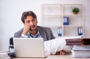 Genç işadamı aşırı uyku konsepti